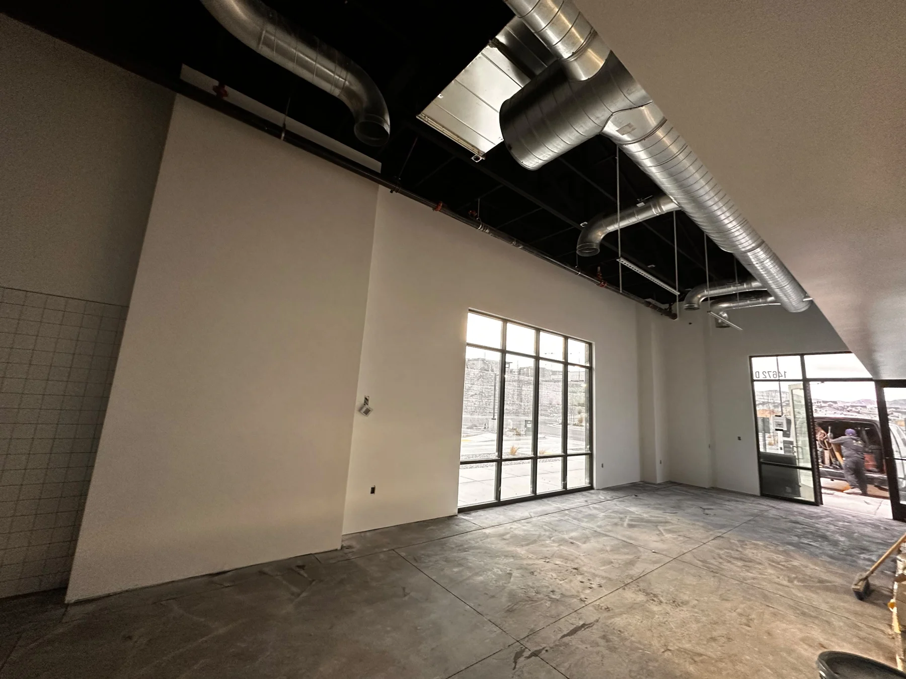 Local comercial con paredes claras y techo abierto