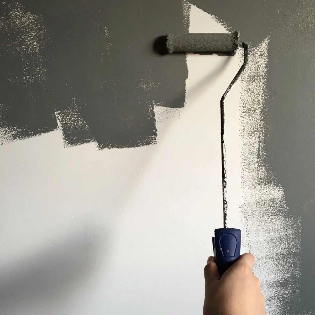Detalle ilustrativo de aplicación de pintura con rodillo